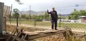 Asfalttan Geçen Mazgal Tıkandığı İçin Arazisini Sulayamıyor