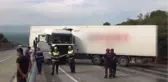 Sarıgöl'de Tır Yola Devrildi: 1 Yaralı