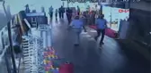 Uykuya Dalan Dükkan Sahibinin Cep Telefonunu Çaldı