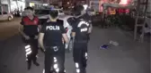 Adana - Polisten Kaçan Şüpheli, 4 Kilogram Esrarı Araçtan Attı