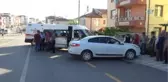 Otomobil ile Çarpışan Minibüs Yolun Karşı Şeridinde Başka Bir Otomobile Çarptı: 2 Yaralı