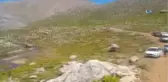 Kayıp Müzisyenin Cesedi 8 Metrelik Kayalıkların Dibinde Bulundu