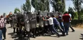 Batman'da Kaçak Elektrik Gerginliği! Jandarmaya Direnen Bölge Halkı Ekiplerin Beldeye Girmesine İzin Vermedi