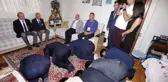 Güney Koreliler Kore Gazisi Önünde Yere Kapaklanarak Saygılarını Gösterdi