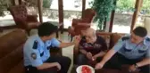 İstanbul Polisinden Alkışlanacak Hareket... 4 Gün Boyunca Elleriyle Beslediler