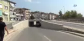 Antalya'da Turistleri Taşıyan Tur Midibüsü Alt Geçitte Sıkıştı