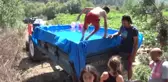 Köy Çocuklarının Traktör Havuzunda Seyyar Serinlik Keyfi