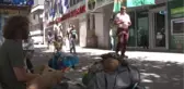 Dünya Turu İçin Otostopla Şehir Şehir Gezerek Bileklik Satıyorlar