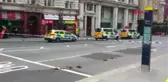 Londra'da Bir Araç Parlamento Binasının Bariyerlerine Çarptı