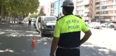 Çocuklar Kırmızı Düdükle Trafik Polisi Oldu