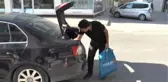 Mahalleli Muhtara, Muhtar da İhtiyaç Sahiplerine Dağıtıyor