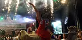Sahneye Deveyle Çıktı
