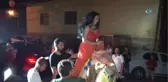 Sahneye Deveyle Geldi, Herkesi Coşturdu