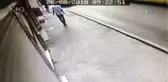 Otobüsten İnen Kadın Seyir Halindeki Taksiye Çarptı, O Anlar Kameraya Böyle Yansıdı