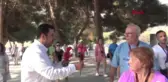 İzmir Efes Ziyaretçilerine Dünya Barış Günü Karanfili