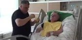 86 Yaşındaki Yatalak Annesine Bebek Gibi Bakıyor