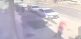 Belediye Otobüsü Refüje ve Araçlara Çarptı: 4 Yaralı