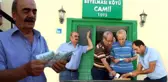 Köylüler, Kışın Sahipsiz Kalan Kediler İçin Cuma Namazı Sonrası Yardım Topladı