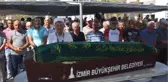 İzmir Tiyatro ve Seslendirme Sanatçısı Oytun Şanal, Son Yolculuğuna Uğurlandı