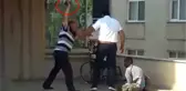Sokak Ortasında Engelli Oğlunu Döven Acımasız Baba, Serbest Bırakıldı