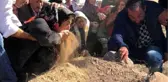 7 Gün Sonra Cesedi Bulunan Minik Sedanur, Gözyaşları Arasında Toprağa Verildi