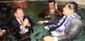 Belediye Başkanı, TRT'deki Canlı Yayında Sonrası Sanatçılarla Birlikte Havuza Girdi