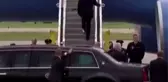 Trump'ın Ayakkabısına Tuvalet Kağıdı Yapıştı