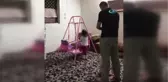 Minik Çocuklar Namaz Kılan Babalarına Yapmadığını Bırakmadı