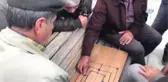 Bankta Çocuklar Gibi Dokuztaş Oynadılar