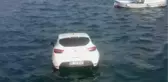 İstanbul Sarıyer'de Bir Genç, Fotoğraf Çektirip Otomobilini İterek Denize Attı