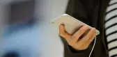 Bir Kadın, 1 Hafta Boyunca Telefonu Elden Bırakmayınca Parmaklarını Kullanamaz Hale Geldi