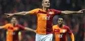 Galatasaray, Schalke Maçında Sakatlanan Eren Derdiyok'un Adelesinde Zorlanma Olduğunu Açıkladı