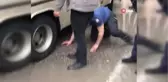 Polis, Otobüsün Tekerine Sıkışan Kediyi Kurtardı