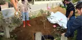 Mezarlıktaki Çalışma Nedeniyle, Ölülerini Poşette Gören Vatandaşlar Şaşkına Döndü!