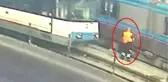 Rayları Temizleyen Tramvay İşçisine, 2 Tramvay Birden Çarptı