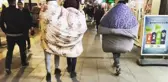 Belediye Başkanı, Sokakta Yorganla Dolaşan Öğrencileri Ziyaret Etti