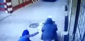 Gözü Dönmüş Caniler, Talihsiz Kadını Küçük Kızının Yanında Yerde Sürükledi
