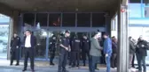 Rize'de Dolmuş Durağı Başkanı, Belediye Çalışanı Tarafından Silahla Ayağından Vuruldu.