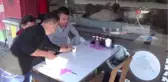 Down Sendromlu Mesut Çalışarak Annesine Bakıyor