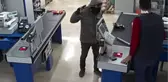 Markete Giren Hırsızın Kasayı Çikolatanın Barkoduyla Açıp Soyduğu Ortaya Çıktı.