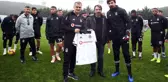 Ünlü Yönetmen Zeki Demirkubuz, Beşiktaş Antrenmanını Ziyaret Etti