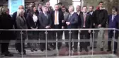 Makedonya Cumhurbaşkanı Çocuklarla Öz Çekim Yaptı, Eşinin Resmini Çiniye Çizip İmzaladı