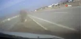 Önüne Çıkan Araçtan Kaçarken Refüjdeki Direğe Çarptı .