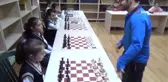 Engelli Sporcu Aynı Anda 15 Öğrenciyle Satranç Oynadı