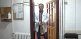 Çocuklara Hem Şifa Hem de Oyuncak Dağıtıyor