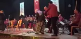 Konsere 85'lik Ninenin Uzun Havası Damga Vurdu