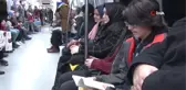 Gençler Metroda Kitap Okuyarak Farkındalık Oluşturuyor