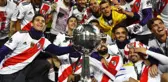 River Plate, Boca Juniors'a Karşı Alınan Libertadores Kupasını Kutluyor