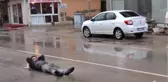Yola Savrulan Motosiklet Sürücüsü, Ambulansı Asfaltın Üzerine Uzanarak Bekledi