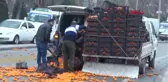 Denizli Kamyonetten Yola Düşen Mandalina Kasaları Yolu Trafiğe Kapattı